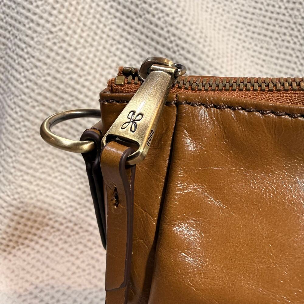 Hobo Sheila Satchel Honey Brown With Matching Wallet (no crossbody strap) - Picture 2 of 5